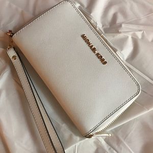 Michael kors wristlet